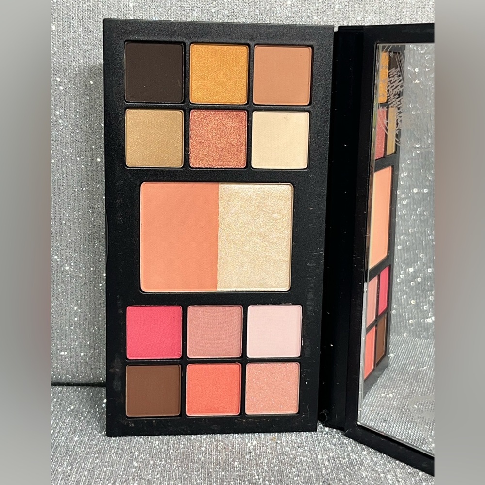 👀✨M.A.C First Class Eye and Face Palette